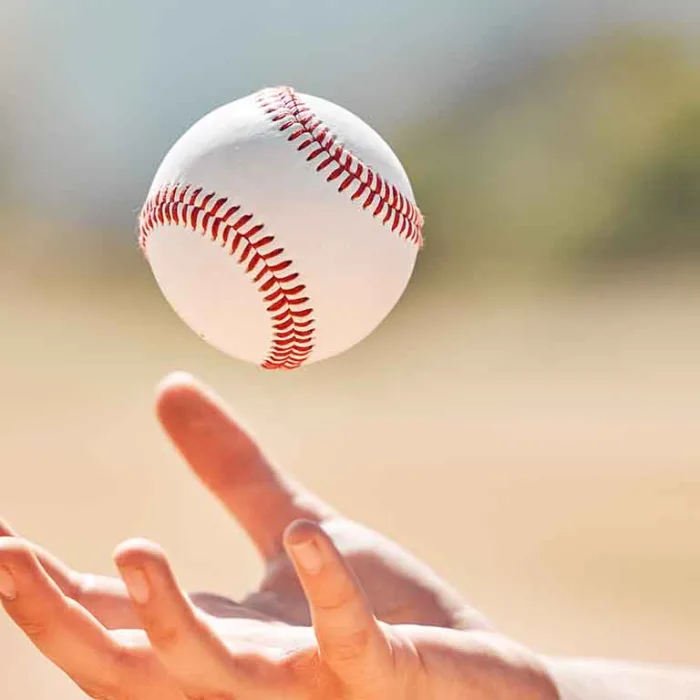 Mano atrapaando pelote de beisbol