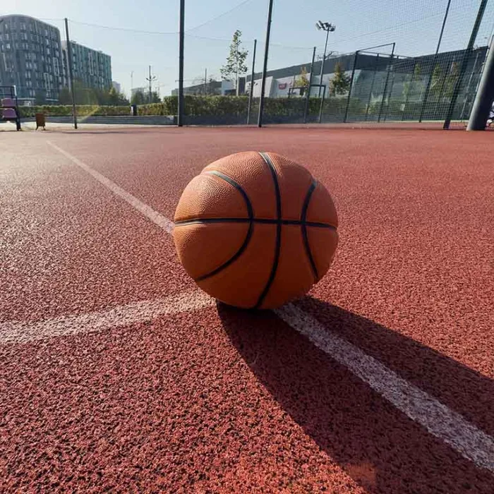 Balon de baloncesto en la cancha