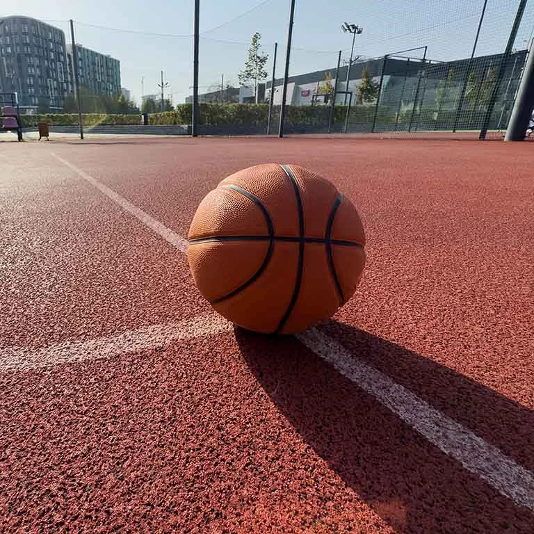 Balon de baloncesto en la cancha