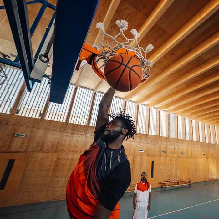 Jugador de baloncesto anotando